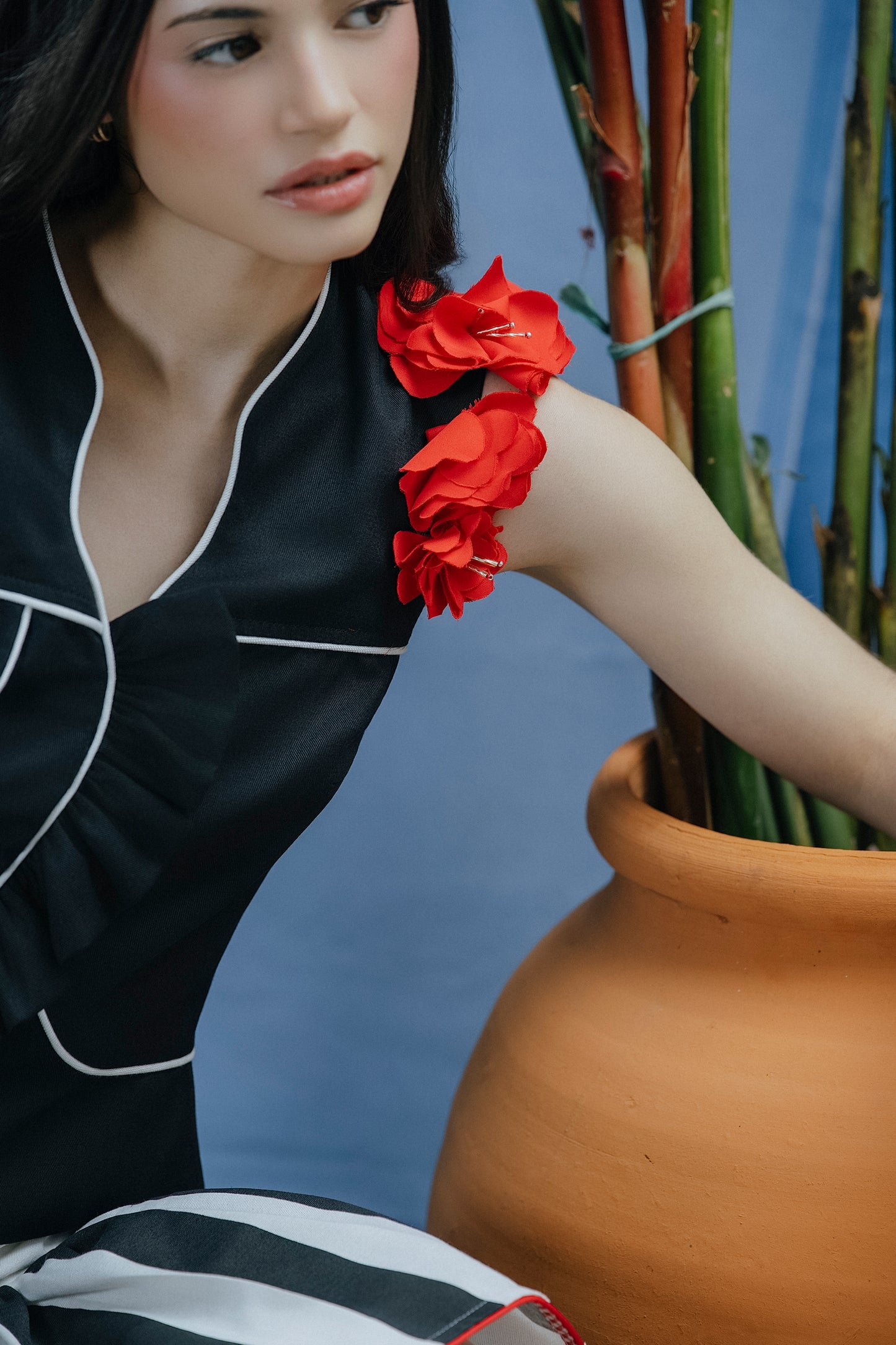 Sara Top Negro y Flores Rojas