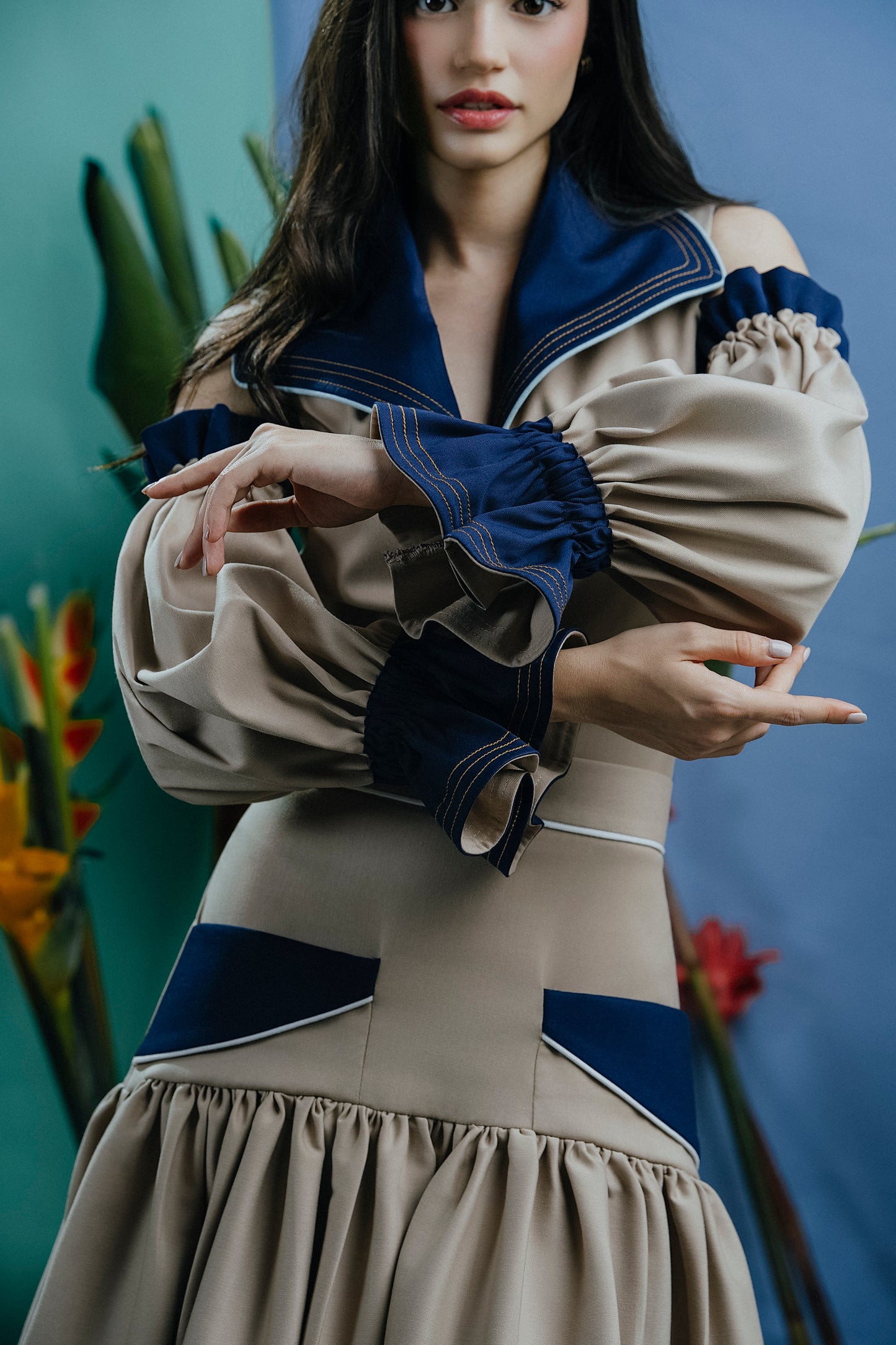 Lia Top Beige y Azul Marino