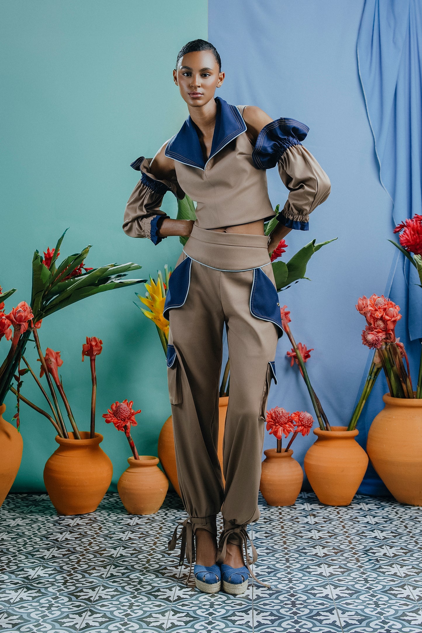 Lia Top Beige y Azul Marino