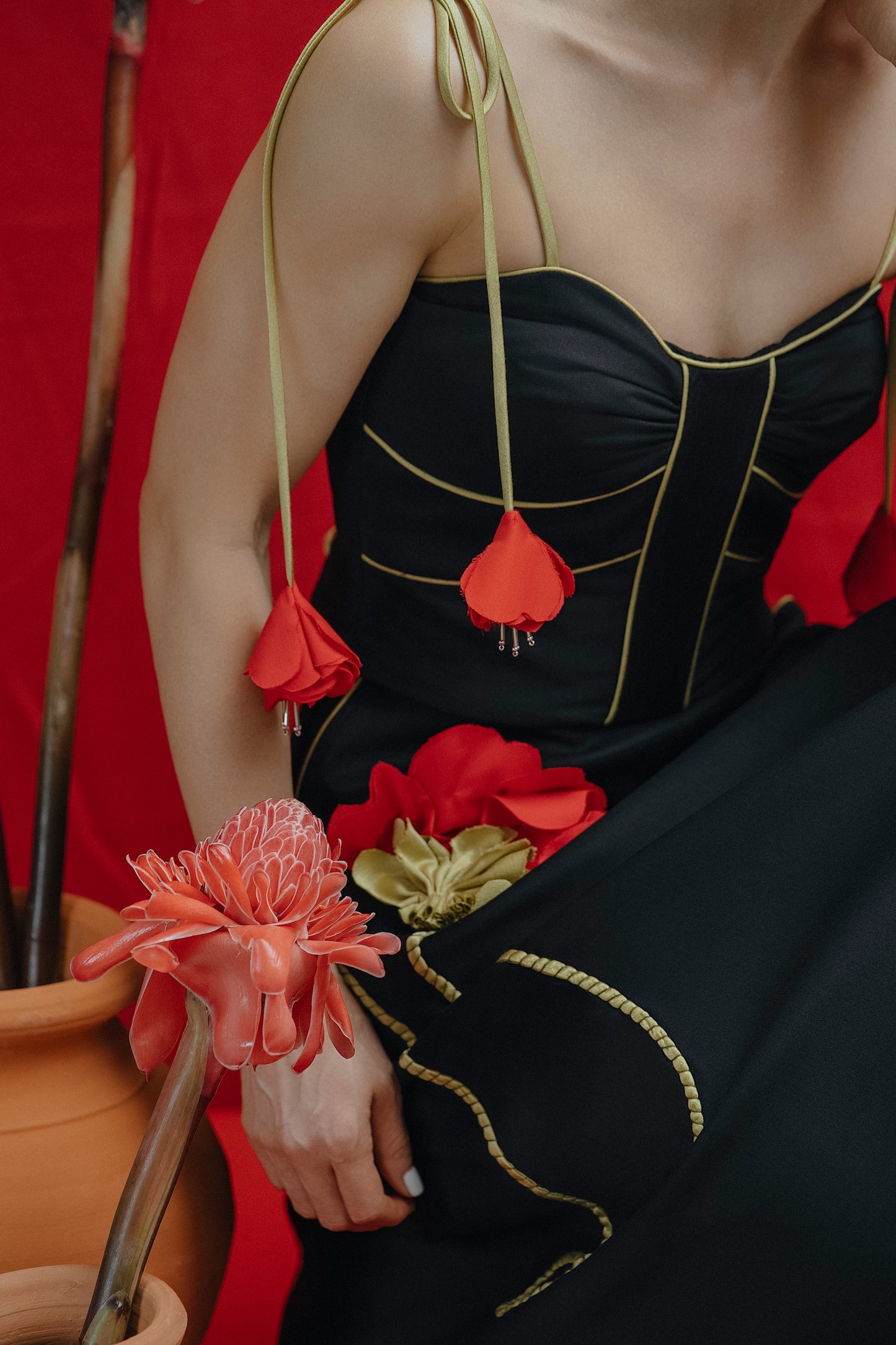 Rossie Top Negro y Flores Rojas