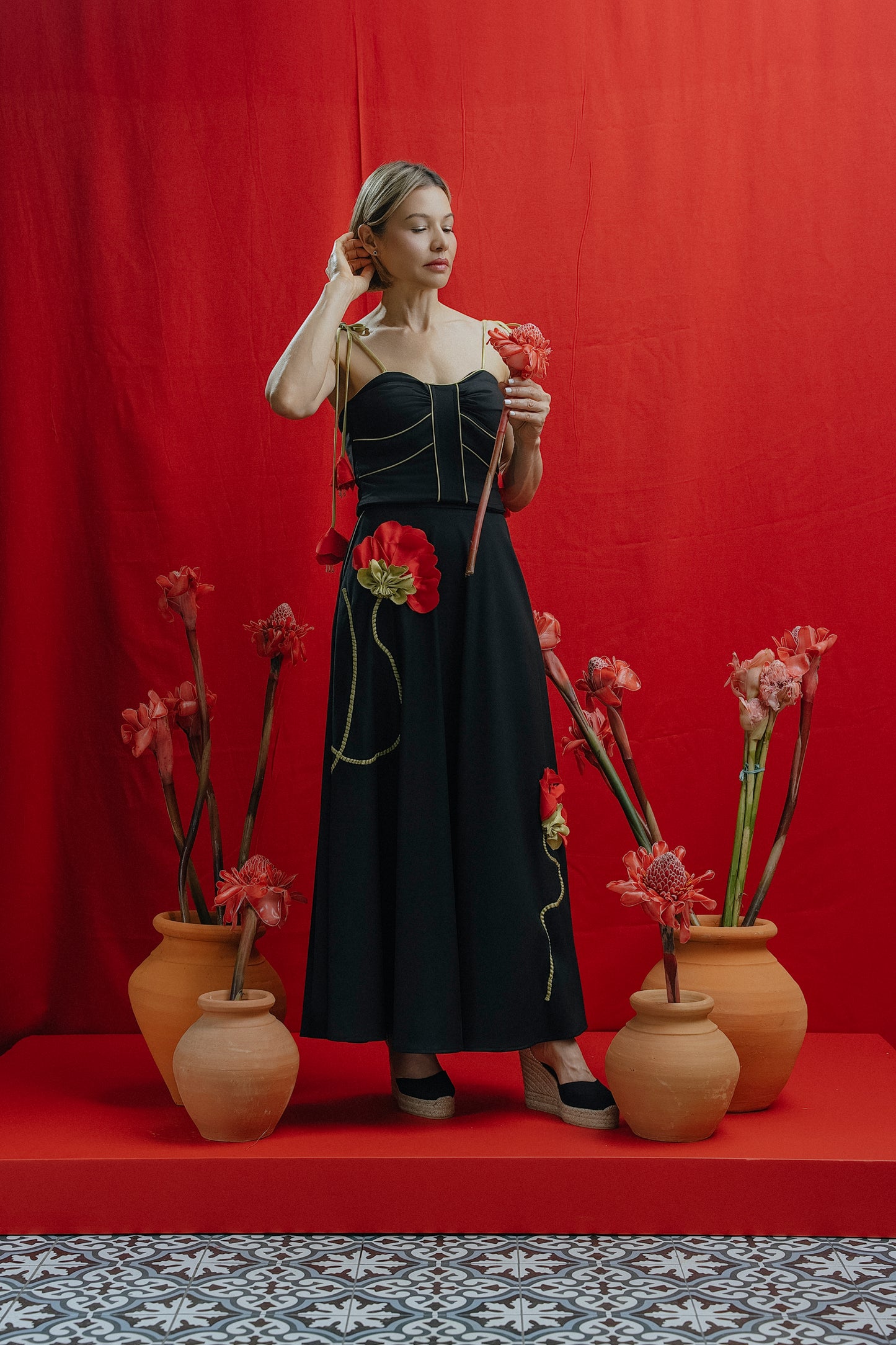Rossie Top Negro y Flores Rojas