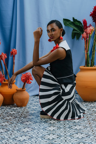Top Sara Negro y Flores Rojas