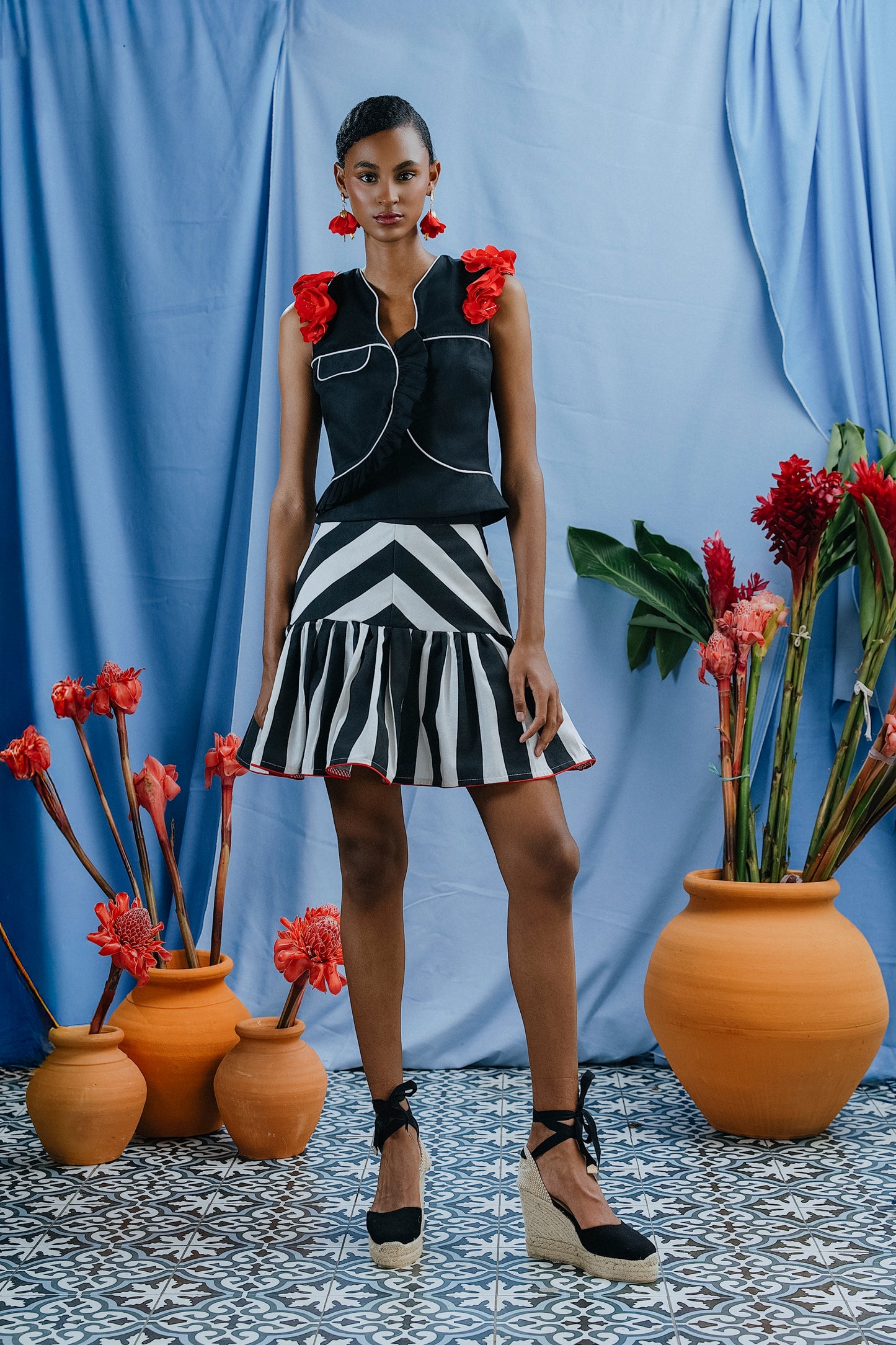 Sara Top Negro y Flores Rojas