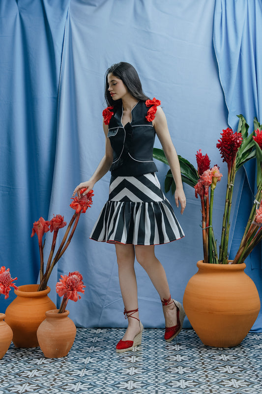 Sara Top Negro y Flores Rojas